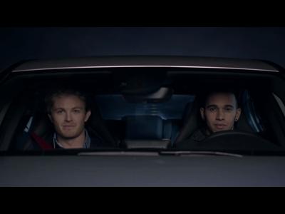 Vidéos : Nico Rosberg et Lewis Hamilton se disputent le volant de la Classe  A45 AMG