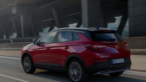 Opel Grandland X : le crossover compact passe à l'Hybrid4 de Peugeot