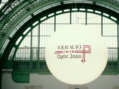 Vicomte A. signe les tenues du Tour Auto Optic 2000