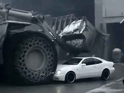 Insolite : un coupé Mercedes Classe E littéralement aplatie par un bulldozer