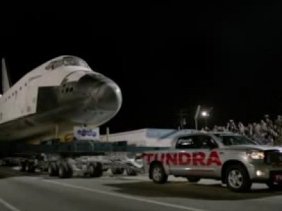 Un Toyota Tundra tracte la navette Endeavour