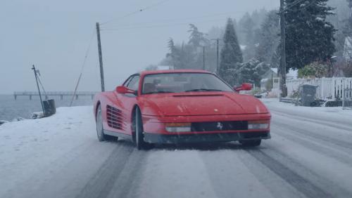 Il drifte sous la neige avec sa Ferrari Testarossa, le pied intégral
