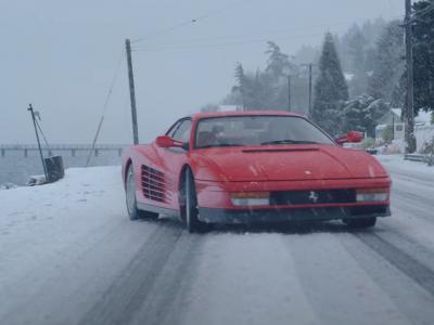 Il drifte sous la neige avec sa Ferrari Testarossa, le pied intégral