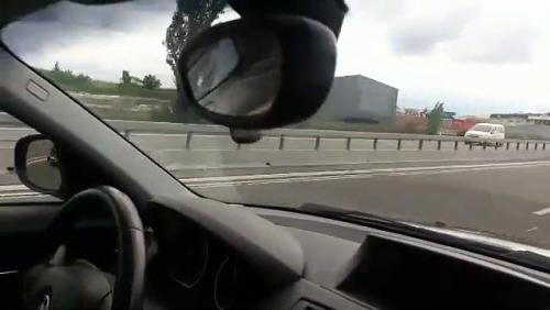 Il roule sur l'autoroute quand il se fait doubler par une F1