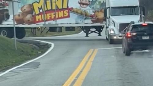 Ce camion ne reçoit aucune aide de l'automobiliste en face de lui pour l'aider à tourner