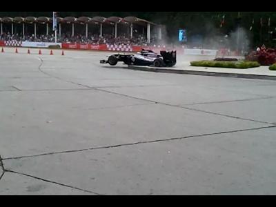 Pastor Maldonado crash sa F1 en démonstration