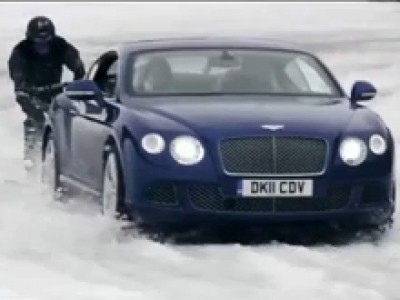 Il skie derrière une Bentley Continental GT