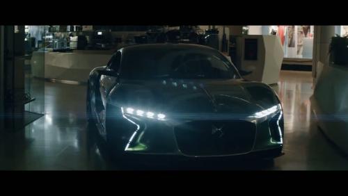 La DS E-Tense arpente un centre commercial londonien de nuit