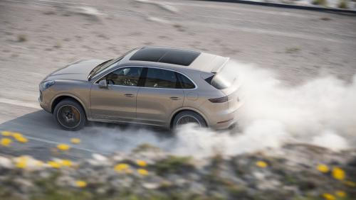 Le Porsche Cayenne Turbo S E-Hybrid entre piste et terre