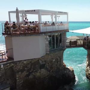 Kia Eco Trip - Eco Trip - Le Plongeoir : un restaurant perché sur les rochers