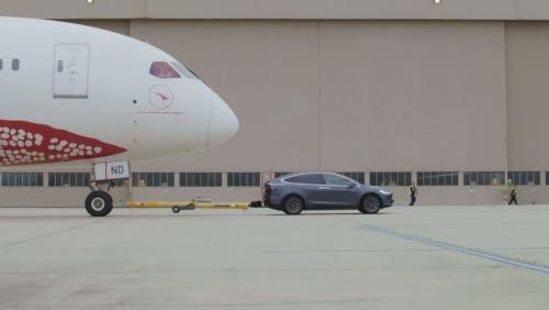 Le Tesla Model X devient la première électrique à tracter un Boeing