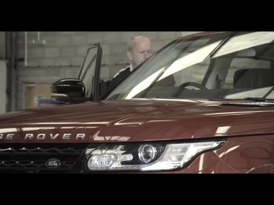 Quand le Range Rover Sport affronte un Spitfire
