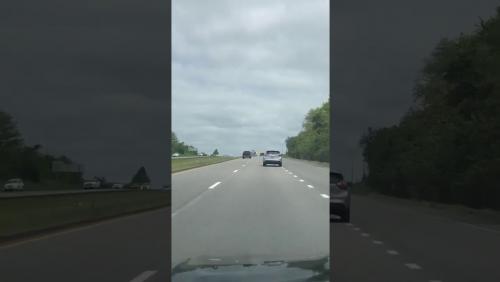 Un avion atterrit en urgence sur l'autoroute : les images en vidéo
