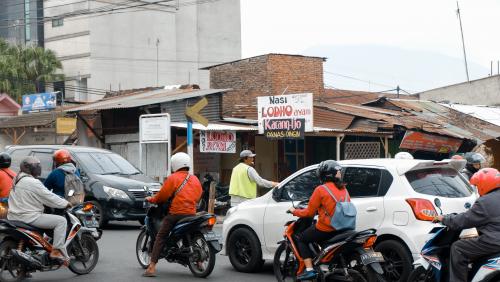 Le motard se rabat trop vite, une voiture s'encastre dans sa moto