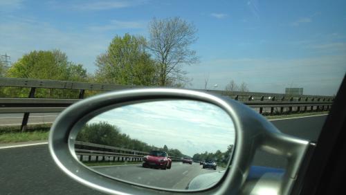 Ces Porsche font la course dans un tunnel, ça se solde pour une grosse frayeur