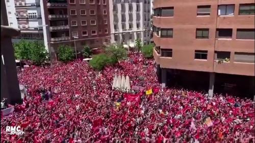 Tottenham - Liverpool : le "You'll Never Walk Alone" des supporters Reds dans la fanzone