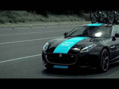 Jaguar équipe la F-Type Coupé des vélos de la Team Sky
