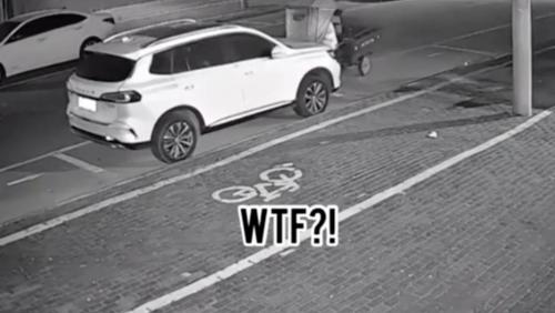 En tricycle, elle percute une voiture en stationnement et s'énerve