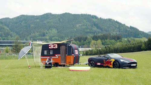 F1 : Les pilotes Red Bull s'affrontent dans une folle course de caravanes