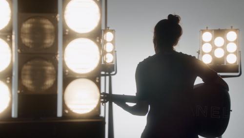 Keira Knightley chante le "Tourbillon de la vie" pour Coco Crush 