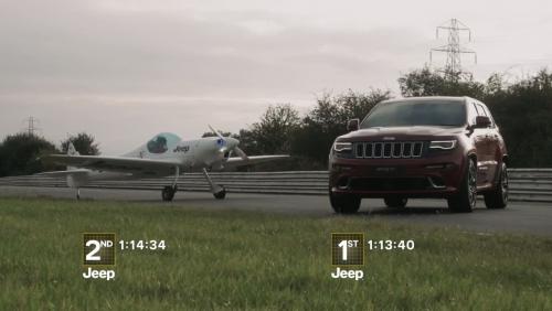 Le Jeep Grand Cherokee SRT fait la course contre un avion de voltige