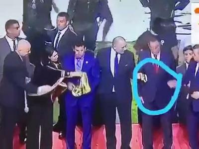 CAN 2019 : le président de la Ligue Égyptienne pris en train de voler une médaille d'or !