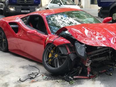 Accident de la circulation à Londres : il emplâtre sa Ferrari 488 GTB contre un bus