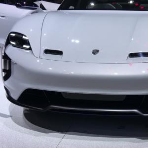 Salon de Genève 2018 - La Porsche Mission E Cross Turismo en vidéo depuis le salon de Genève 2018