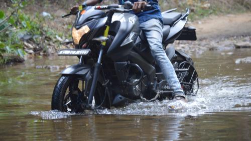 Il tente de traverser une rivière à moto, le courant l'emporte en quelques instants