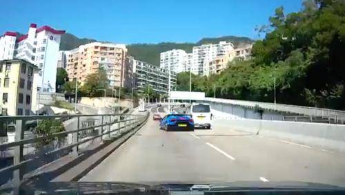 Son accélération en Lamborghini entraîne un minibus dans le mur