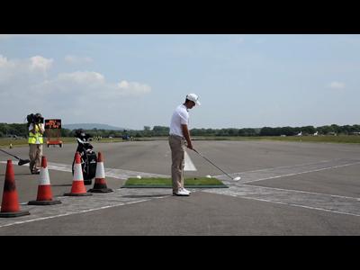 David Coulthard joue au golf en Mercedes SLS Roadster