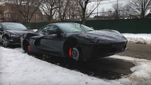 Une Chevrolet Corvette C8 est retrouvée sans roues dans les rues de Détroit