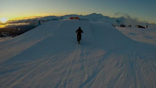 Les Arcs Summit Run : une course poursuite VTT-ski dans la poudreuse au sommet de l’Aiguille Rouge