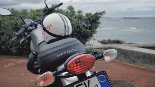 Bienvenue au clan Moto Guzzi - Wheels & Waves en Moto Guzzi V7, on vous emmène