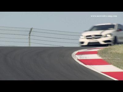 Lewis Hamilton et la Mercedes A45 AMG en vidéo