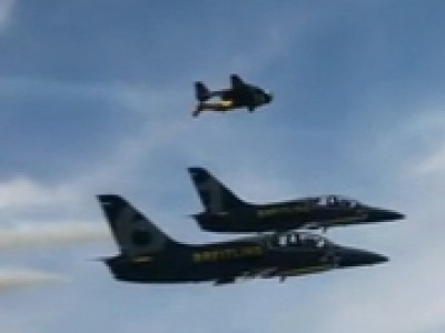 Jetman vole avec le Breitling Jet Team