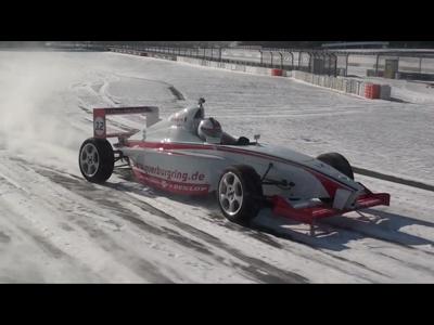 Le Nurburgring comme un lac gelé pour un tour de Formula Car