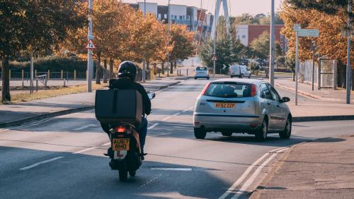 Cette voiture ne voit pas la moto dans son angle mort, ça se solde par un accrochage