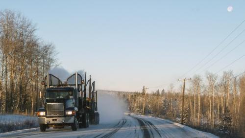 Ce camion en double un autre sur une route enneigée, ça part en vrille