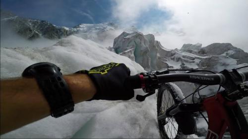 Le rider Kilian Bron descend le glacier du Mont Blanc 