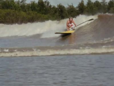 Record du monde : Robby Naish surfe la plus longue vague en SUP sur l'Amazone