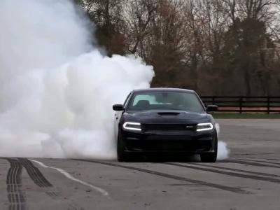 Une année de burn au volant des Dodge SRT hellcat