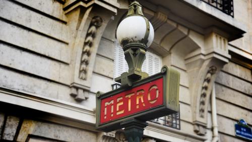 Paris : un automobiliste confond une bouche de métro avec l'entrée d'un parking