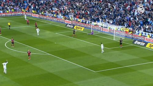 Real Madrid : l'incroyable but de Gonzalo Higuain face au Celta Vigo