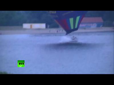 Un ballon tente un amerrissage d'urgence avant de s'échouer sur une route