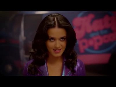 Katy Perry joue la super woman de la chips
