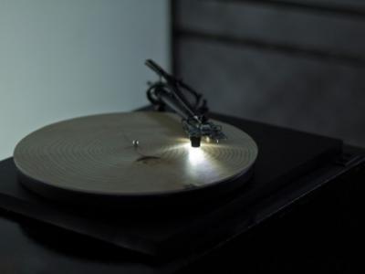 Une platine vinyle capable de lire un disque de tronc d'arbre