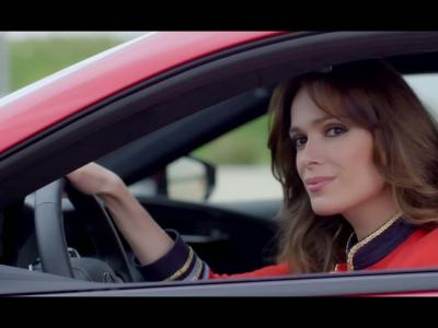 L'actrice Mar Saura rend la Lexus LC500 encore plus séduisante