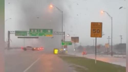 Cet automobiliste filme une tornade sur l'autoroute