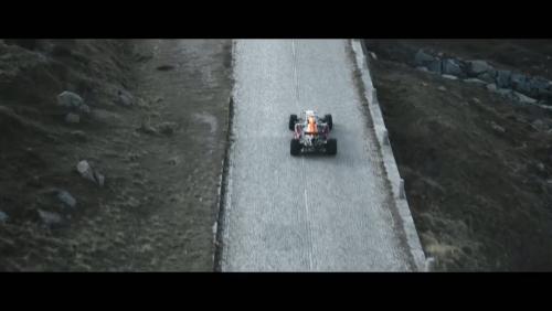 Une F1 Red Bull part affronter un col de montagne dans les Alpes
